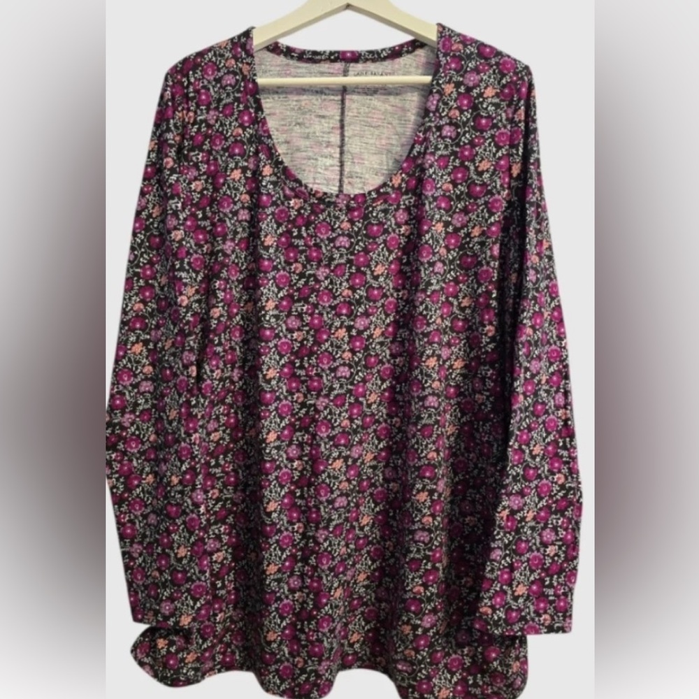Lane Bryant Long Sleeve Top with ruching on bottom sides
Excellent Condition